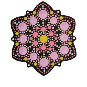 Aladine Dot Art stencil Forma 4, 10x10cm, con motivo a punti colorati in rosa, giallo e bianco su nero.