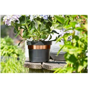 Vaso di fiori con nastro antilumaca in rame Windhager per la protezione dalle lumache.