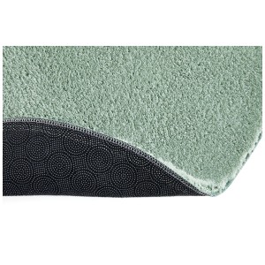 Dettaglio: Tappeto rotondo Andiamo Arezzo color salvia con fondo antiscivolo.