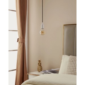 Lampadina LED Eglo connect.z G80 E27 ambra con filamento, appesa in camera da letto sopra comodino.