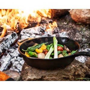 Poêle à frire Petromax FP30-T avec légumes sur feu de camp. Poêle en fonte avec manche, Ø 30 cm.