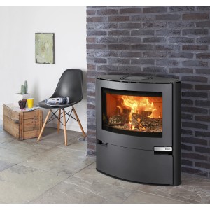 Poêle à bois Aduro 15 noir en acier (6,5 kW) avec automatique dans salon avec bois qui brûle.
