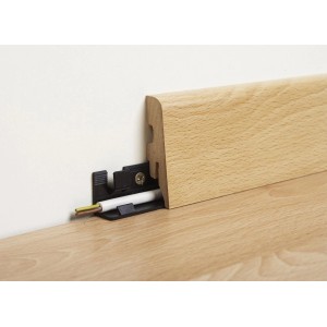Plinthe en chêne, hauteur 60 mm, avec fixation à clip et goulotte de câbles.