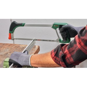 Seghetto Bosch con lama da 300 mm in uso per segare un profilo metallico.