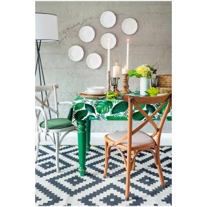 Abwischbare D-c-fix Tischdecke Manhattan Java mit Blätter-Motiv auf gedecktem Tisch.