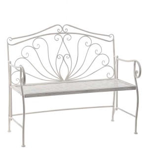 Banc de jardin romantique en fer blanc antique avec détails ornementaux.