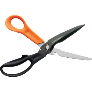 Forbici multiuso Fiskars Cuts+More con manico arancione e tagliafili.