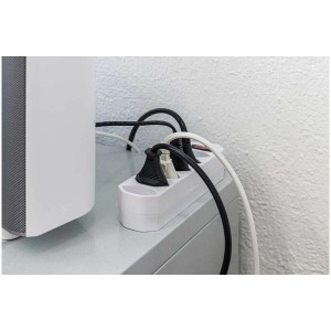 Bloc multiprise Compact blanc avec 6 prises T13 et appareils branchés.