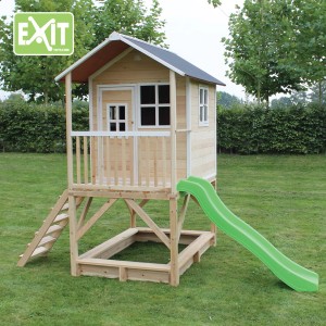 EXIT Loft 500 cabane en bois - naturel avec toboggan, bac à sable et échelle dans le jardin.