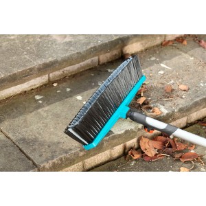 Balai de voirie Gardena Combisystem avec bord grattoir pour enlever saletés et feuilles.