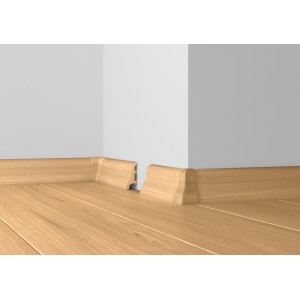 Plinthe blanche System 13 (50x22x2500 mm) montée sur un mur.