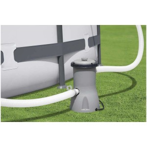 Pompe de filtration Bestway 3'028 l pour piscines, pompe grise avec tuyaux sur pelouse.