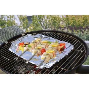 Brochettes Jamestown avec crevettes, légumes et citron sur le grill.