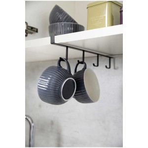 Porte-tasses Wenko Klea, noir, avec 4 crochets sous une étagère de cuisine avec des tasses et des bols.