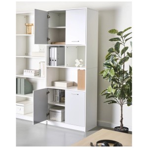 Bibliothèque Beliani Zehna gris-blanc avec 4 portes et compartiments ouverts, design scandinave.