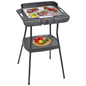 Grill elettrico da terra Clatronic 2-in-1 nero con cibo sulla griglia e ripiano inferiore per verdure.