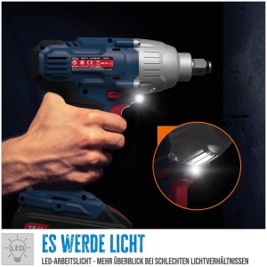 Avvitatore a impulsi a batteria Güde BSS 18 in set con batteria, caricabatterie e bussole. L'avvitatore è tenuto in mano.
