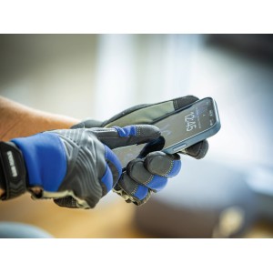Mani con guanti da lavoro LUX Tough Gr. 10 che utilizzano uno smartphone.