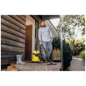 Aspirateur eau et poussière jaune Kärcher WD 3 V-17/4/20 en utilisation devant un mur de maison.