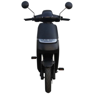 Scooter elettrico Gen2 EM38 nero, vista frontale. Scooter elettrico con specchietti e pedana.