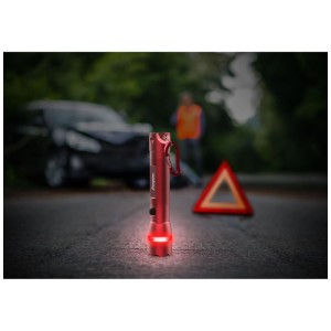 Lampe torche LED Energizer Emergency Metal Light rouge avec lumière rouge, triangle de signalisation et accident en arrière-plan.
