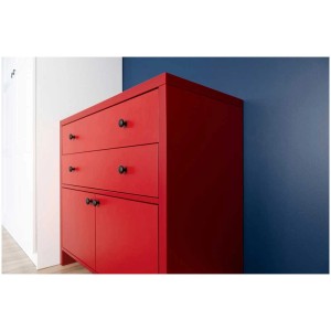 Cassettiera verniciata di rosso con cassetti e ante, trattata con vernice per mobili e giocattoli Little Stars Rotkäppchen.