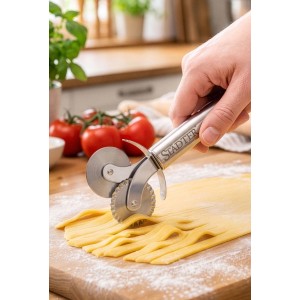 Rotella Städter doppia in acciaio inox taglia pasta in strisce dritte e ondulate. Pratico utensile cucina.