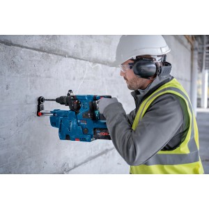 Marteau perforateur sans fil Bosch Professional GBH 18V-28 C perçant un mur en béton.