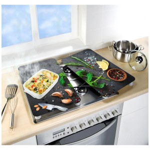 Ensemble de 2 plaques de recouvrement en verre Wenko motif herbes aromatiques sur une cuisinière.