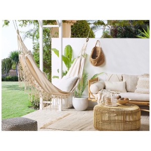 Amaca beige Beliani Rocca con design macramè in stile boho per interni ed esterni.