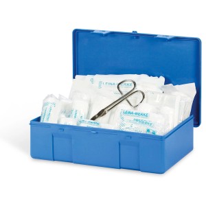 Cassetta di pronto soccorso Cartrend Classic blu aperta con bende e forbici.