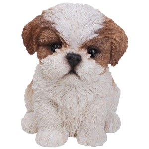 Detailreicher Shih-Tzu Welpe aus Polyresin in Braun/Weiß für die Gartendeko.