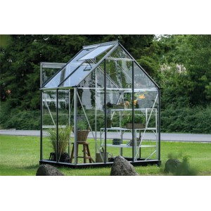 Serre Halls Icon 6 Alu, 2,5 m², avec étagères et plantes dans le jardin.