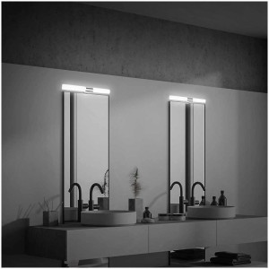 Applique miroir de salle de bain Klak chromée moderne avec lumière blanche neutre, montée au-dessus de deux miroirs dans une salle de bain.