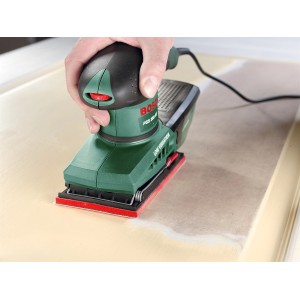 Ponceuse vibrante Bosch PSS 250 AE en action sur une surface en bois.