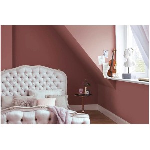 Camera da letto dipinta in Discret Violet con pittura murale Alpina Finest Colours.