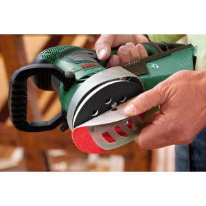 Ponceuse excentrique Bosch PEX 400 AE lors du changement de papier abrasif. Ponceuse avec système micro-filtre.