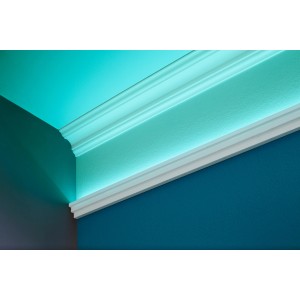 Baguette lumineuse blanche Kristine (60x30x2000 mm) avec éclairage indirect au mur et au plafond.