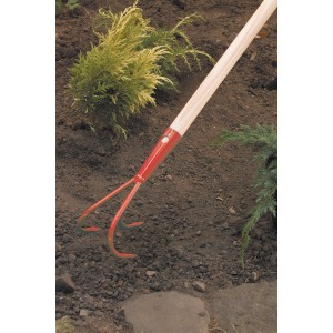 Cultivateur avec manche (140 cm) pour le travail du sol au jardin. L'outil de jardin a trois dents en acier.