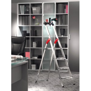 Scala domestica in alluminio Hailo XXL Comfortline a 5 gradini con vassoio portaoggetti davanti allo scaffale.
