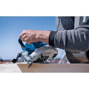 La sega circolare a batteria Bosch Professional GKS 18V-70 L in azione mentre taglia il legno.