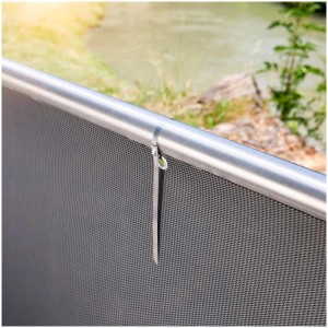 Attaches en acier inoxydable Windhager (10 pcs.) fixant un brise-vue de balcon à la rambarde.