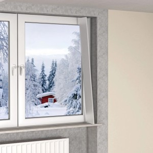 Panneau isolant blanc Saarpor XPS sur embrasure de fenêtre, réduit la perte de chaleur. Idéal pour l'isolation hivernale.