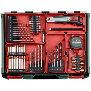 Metabo Zubehör-Set für Schlagbohrmaschine im offenen Koffer. Enthält Bohrer, Schrauberbits, Messer, Bleistift und Maßband.