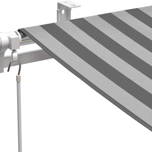 Dettaglio della tenda a braccio Aventura a strisce grigio-bianche, protezione solare per balcone e terrazza.