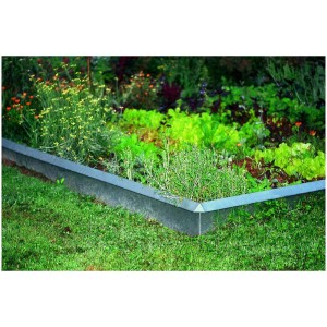 Profilé longitudinal en acier galvanisé comme bordure de parterre de jardin.
