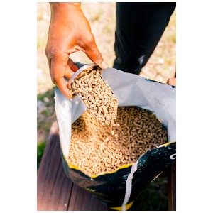 Pellets Premium pour four à pizza Ooni, sac de 10 kg. Pellets de bois prélevés avec une pelle.