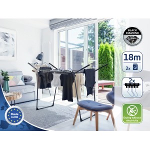 Séchoir sur pied Leifheit Pegasus 180 noir anthracite avec linge dans un salon.