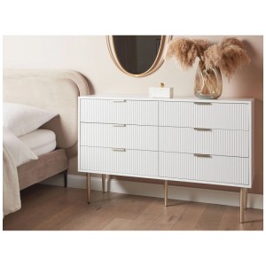 Commode blanche Beliani Soho avec 6 tiroirs et façade cannelée dans la chambre.