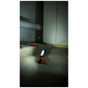 Steffen Lampada da lavoro a LED 3W con base magnetica e cavo USB-C in uso.